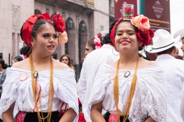 Xalapa, Veracruz, Meksika - 24 Kasım 2019: Record La Bamba 2019 sırasında geleneksel giysiler giymiş genç kadınlar Xalapa, Veracruz, Meksika