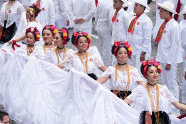 Xalapa, Veracruz, Meksika - 24 Kasım 2019: La Bamba 2019 plağı sırasında geleneksel giysiler giyen genç dansçılar Xalapa, Veracruz, Meksika