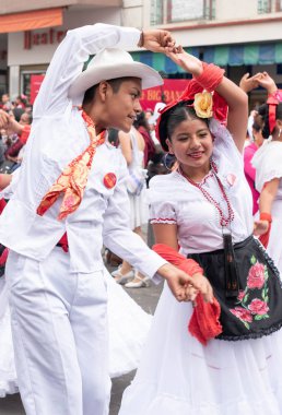 Xalapa, Veracruz, Meksika - 24 Kasım 2019: La Bamba 2019 'da Xalapa, Veracruz, Meksika' da geleneksel kıyafetlerle dans eden genç çift