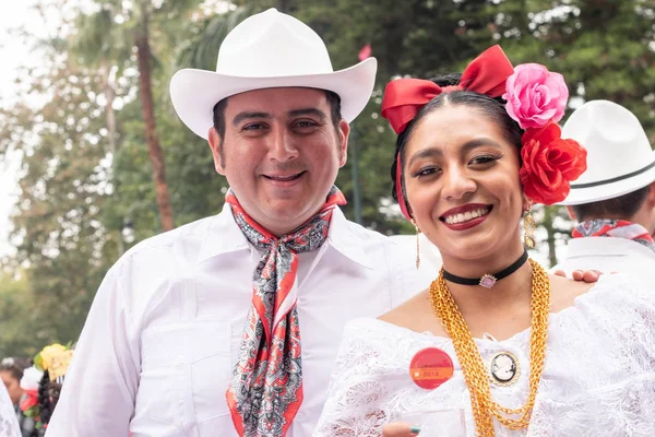 Xalapa, Veracruz, Meksika - 24 Kasım 2019: Record La Bamba 2019 sırasında Xalapa, Veracruz, Meksika 'da geleneksel giysiler giyen çift