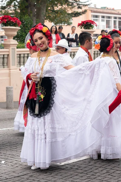 Xalapa Veracruz Meksyk Listopada 2019 Młoda Kobieta Pozująca Tradycyjnych Ubraniach — Zdjęcie stockowe