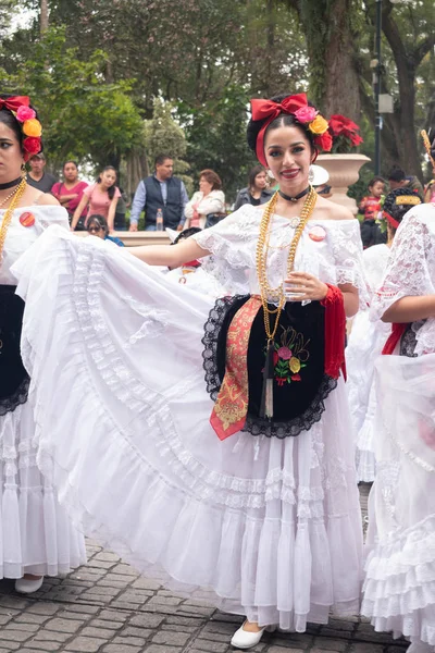 Xalapa Veracruz Mexico November 2019 Jonge Vrouw Poseert Met Traditionele — Stockfoto