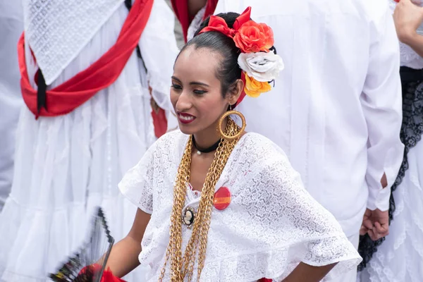 Xalapa Veracruz Meksyk Listopada 2019 Młoda Kobieta Tańcząca Ubrana Tradycyjne — Zdjęcie stockowe