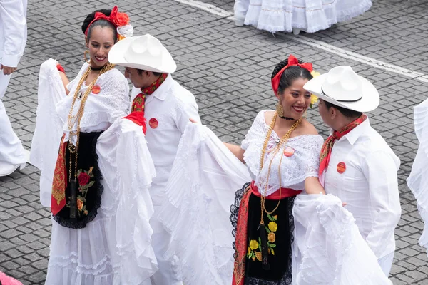 Xalapa, Veracruz, Meksika - 24 Kasım 2019: La Bamba 2019 plağı sırasında geleneksel giysiler giyen genç dansçılar Xalapa, Veracruz, Meksika