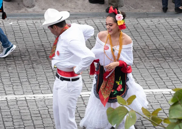 Xalapa Veracruz メキシコ 2019年11月24日 メキシコのVeracruzにあるRecord Bamba 2019で伝統的な服を着た若いカップル — ストック写真