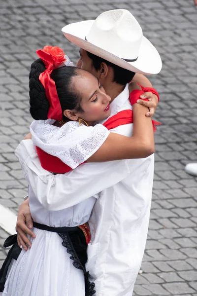 Xalapa Veracruz Mexico Novembro 2019 Casal Jovem Vestido Com Roupas — Fotografia de Stock