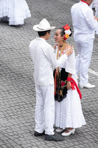 Xalapa Veracruz Mexico Novembro 2019 Casal Jovem Vestido Com Roupas — Fotografia de Stock