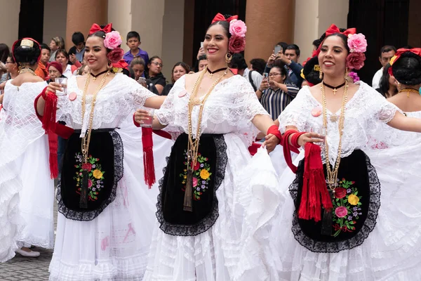 Xalapa Veracruz Mexico Noviembre 2019 Mujeres Bailando Vestidas Con Ropa — Foto de Stock