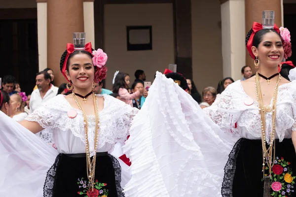 Xalapa Veracruz Meksyk Listopada 2019 Kobiety Tańczące Ubrane Tradycyjne Ubrania — Zdjęcie stockowe