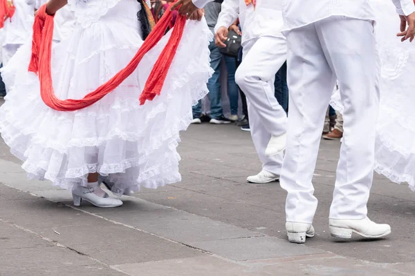Naisen Miehen Kengät Nainen Mies Tanssivat Perinteisten Vaatteiden Kanssa Veracruzista — kuvapankkivalokuva