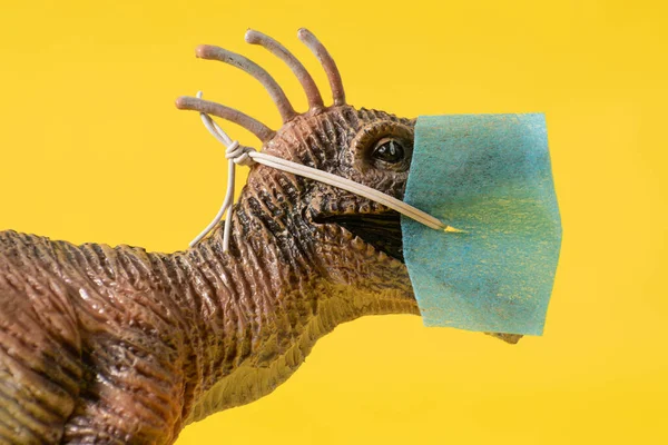 Jouet Dinosaure Plastique Avec Masque Facial Sur Fond Jaune — Photo