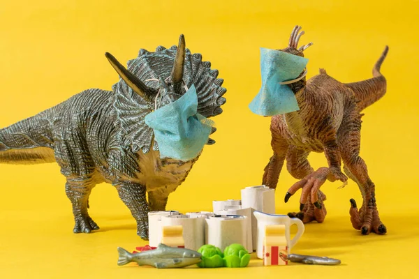 Deux Dinosaures Plastique Avec Masques Faciaux Épicerie Sur Fond Jaune — Photo