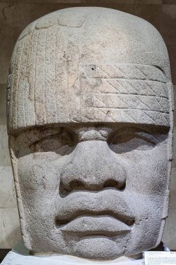 XALAPA, VERACRUZ, MEXICO-FEBRUARY 20, 2020: Geleneksel Olmeca lideri Tabasco, Veracruz, Meksika 'daki Museo de Antropologia de Xalapa, Veracruz, Meksika