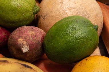 Limon, portakal, tatlı patates, jicama ve muz.