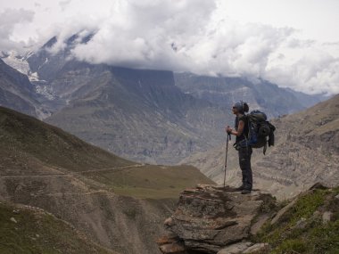 Yüksek dağlarda iz süren bir kız.