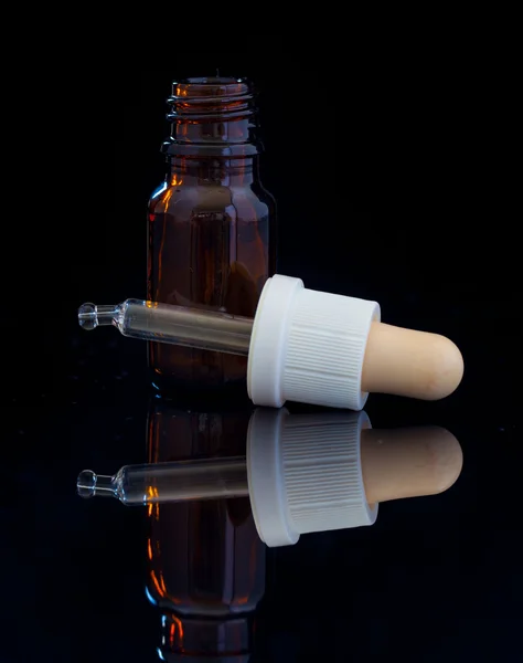 Butelka z kroplomierzem z pipetą — Zdjęcie stockowe