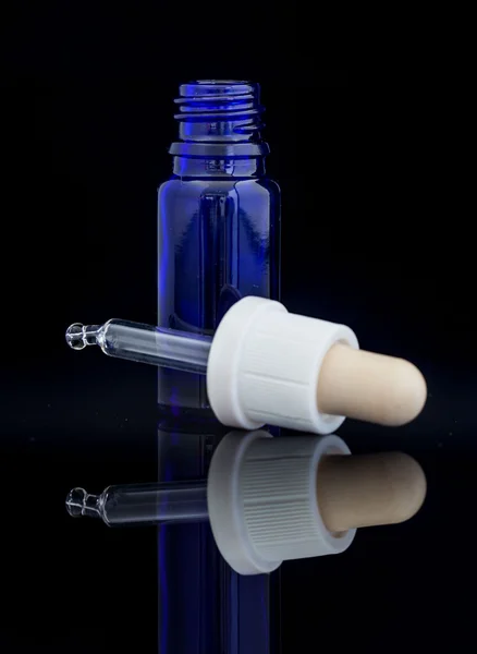Damlalık şişe pipet siyah arka plan üzerine ile