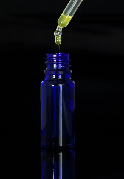 Damlalık şişe pipet siyah arka plan üzerine ile