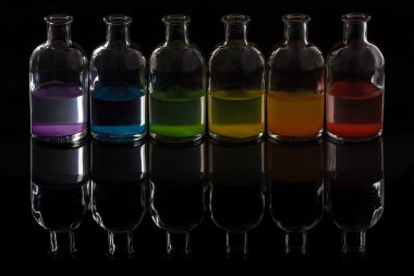 Eczacı, laboratuvar şişe reflecti ile renkli sıvı ile