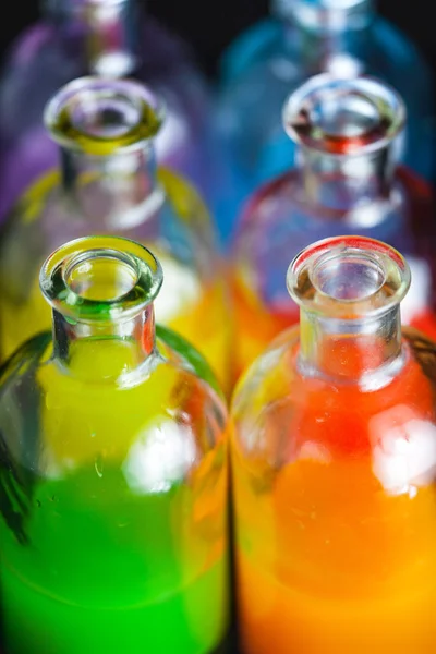 Аптекарь, лабораторные бутылки с цветной жидкостью — стоковое фото