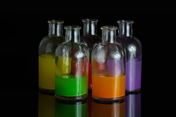 薬剤師、研究室 reflecti と着色液瓶 — ストック写真