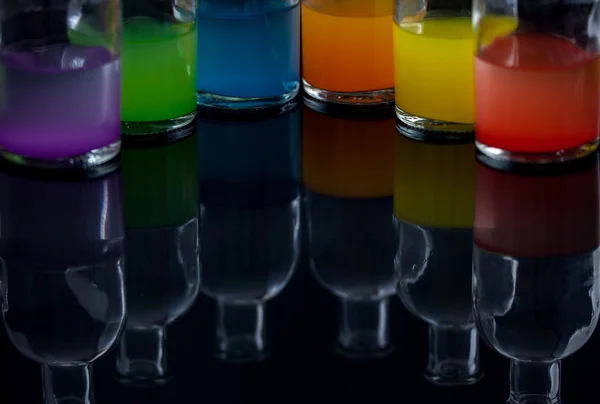 Botellas de laboratorio con líquido coloreado con reflecti —  Fotos de Stock