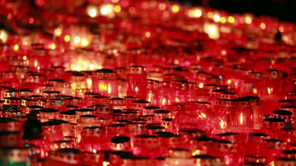 00: 01 =00: 16 1 Lanterna de velas votivas queimando nos túmulos no cemitério à noite — Vídeo de Stock