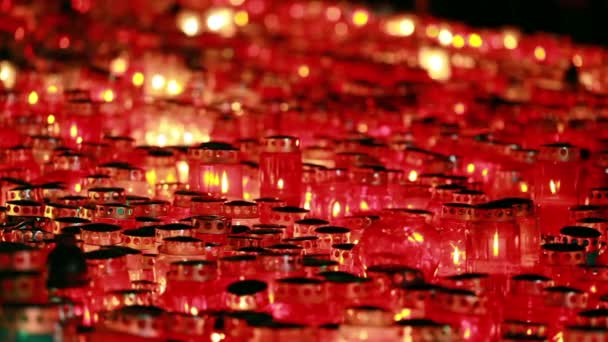 00: 01 | 00: 16 1 Votivkerzen Laterne brennt nachts auf den Gräbern auf dem Friedhof — Stockvideo