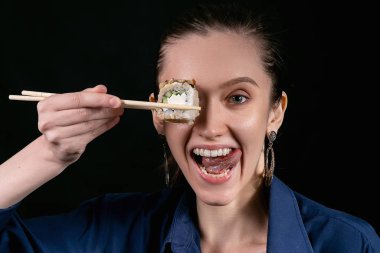       güzel kız suşi yemek