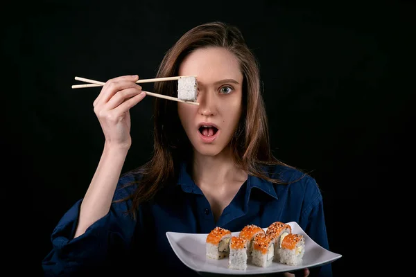 Menina Bonita Comer Sushi — Fotografia de Stock