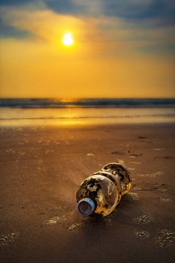 Deniz kıyısında plastik şişe