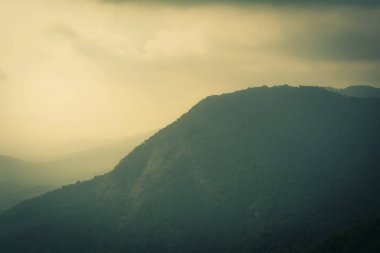 Dağlık arazi ve bulutlu gökyüzü