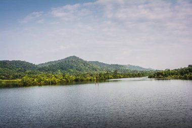 Güzel manzara - nehir ve dağ