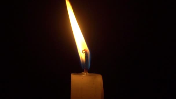Свічка Світло Темному Тлі — стокове відео