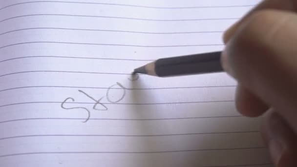 人的手写字呆在家里 — 图库视频影像