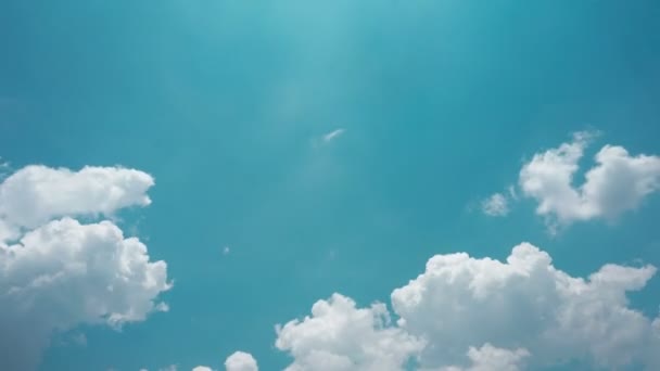 Timelapse Κινούμενα Σύννεφα Και Γαλάζιο Ουρανό — Αρχείο Βίντεο