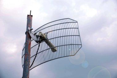  Gökyüzü arkaplanındaki TV anteniName