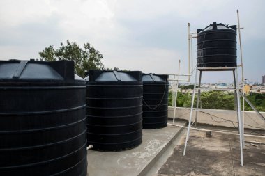 Gökyüzü arkaplanındaki tankın üzerinde