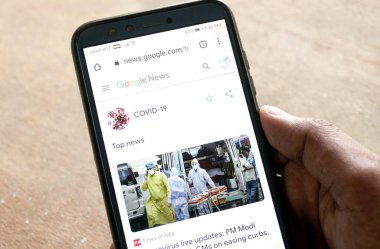 Bengaluru, Karnataka, Hindistan - 11 Mayıs 2020: akıllı telefondan covid-19 haberleri sunuyor