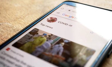 Bengaluru, Karnataka, Hindistan - 11 Mayıs 2020: akıllı telefondan covid-19 haberleri sunuyor