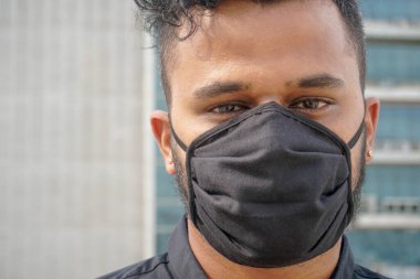 Maske takan bir adamın portresi