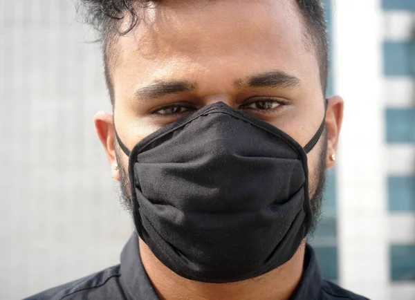 Maske takan bir adamın portresi