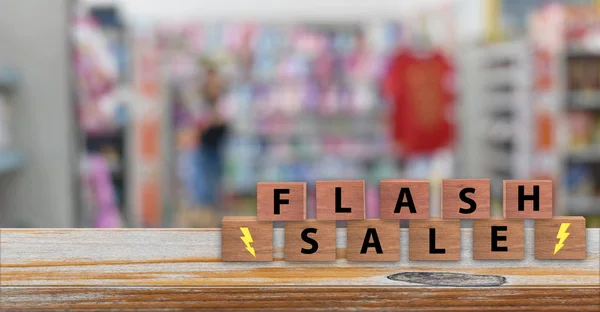 Flash Sale Huruf Alfabet Kubus Atas Meja Kayu Dengan Latar — Stok Foto