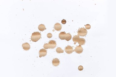 Kahve lekeleri hazır, çok detaylı. Beyaz bir arkaplanda izole edilmiş.