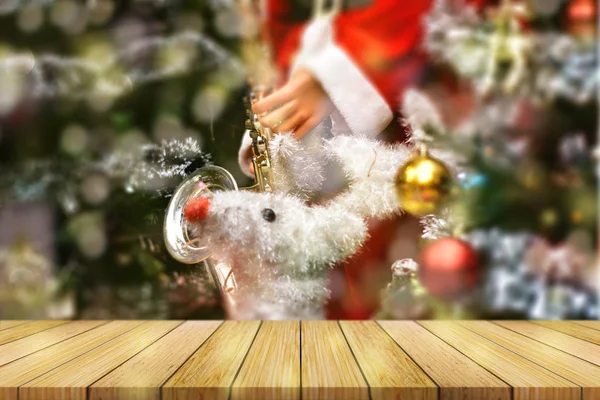 Wood Table Top Blurred Colorful Christmas Tree Bokeh Background Display — Stock Photo, Image