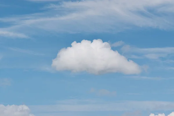 Singola Nuvola Bianca Sfondo Cielo Blu — Foto Stock