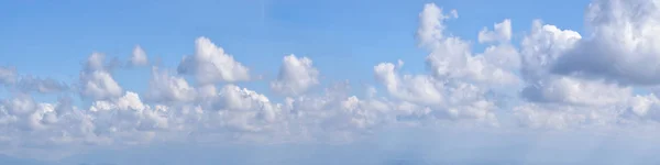 Panoramique Fond Bleu Ciel Avec Des Nuages Blancs — Photo