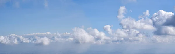 Beyaz Bulutlu Panoramik Mavi Gökyüzü Arkaplanı — Stok fotoğraf