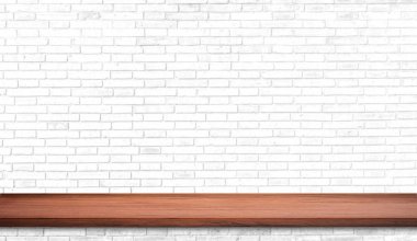 Beyaz tuğla duvarlı arka planda boş tahta raf. Ürün görüntüleme, modelleme, reklam, afiş veya montaj için tasarla