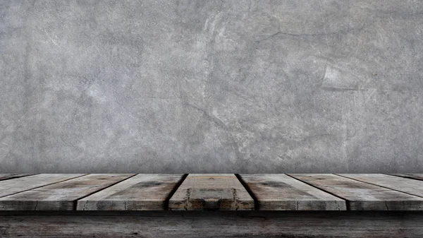 Boş üst raflar ya da beton duvardaki ahşap masa. Ürün modeli için.